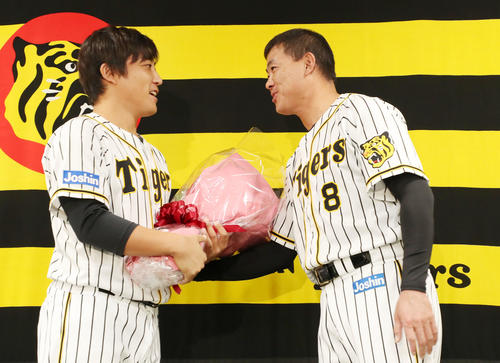 引退会見を行った高橋聡（左）にサプライズで花束を渡す福留（撮影・加藤哉）