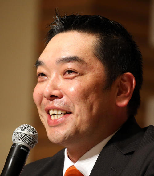 引退会見で笑顔を見せる阿部（撮影・浅見桂子）