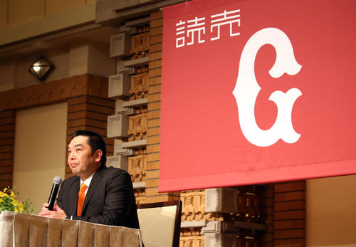 球団旗を背に引退会見に臨む阿部（撮影・浅見桂子）