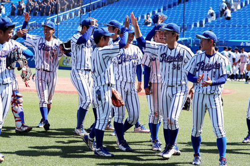 亜大に勝利し健闘をたたえ合う立正大ナイン（撮影・河田真司）