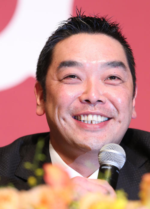引退会見で笑顔を見せる巨人阿部（撮影・垰建太）