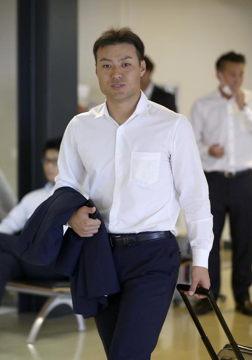 大阪から札幌に移動する日本ハム田中賢（撮影・黒川智章）