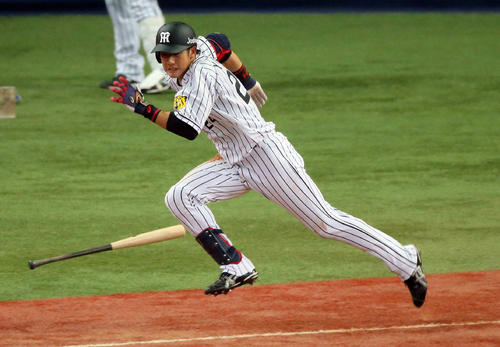 阪神対中日3回戦　2回裏阪神1死三塁、横田慎太郎は左前適時打を放ち、プロ初打点を記録した（2016年3月27日撮影）