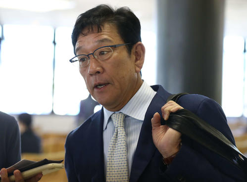 伊丹空港で報道陣と話す日本ハム栗山監督（撮影・黒川智章）