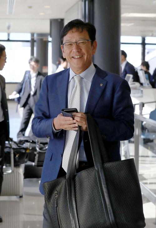 伊丹空港から札幌に笑顔で移動する日本ハム栗山監督（撮影・黒川智章）