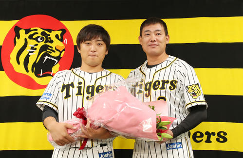 引退会見を行った高橋聡（左）にサプライズで花束を渡す福留（撮影・加藤哉）