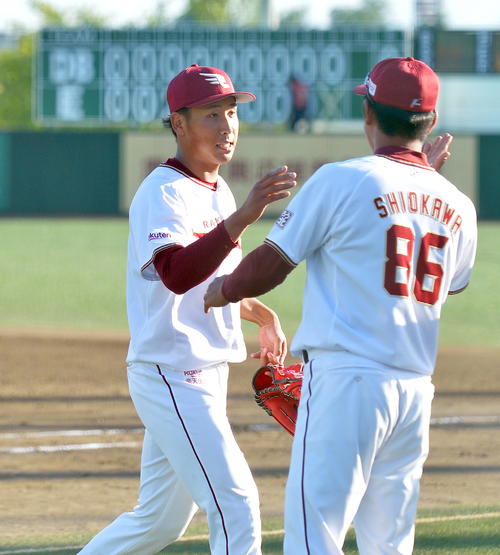 楽天対DeNA　完封勝利を挙げて塩川コーチからハイタッチで出迎えられる楽天藤平（撮影・鎌田直秀）