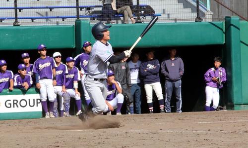 札幌大対星槎道都大　延長12回星槎道都大、代打の大栗主将が先頭で中越え二塁打を放つ（撮影・永野高輔）