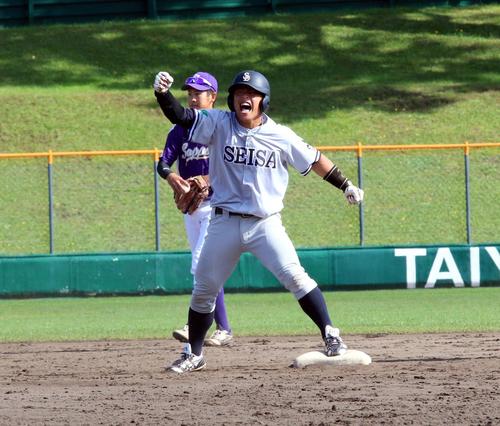 札幌大対星槎道都大　延長12回星槎道都大、代打の大栗主将が中越え二塁打を放ち塁上で喜ぶ（撮影・永野高輔）