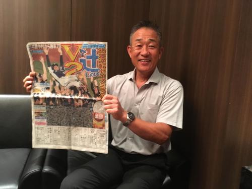 2連覇を報じる本紙を手に笑顔の西武辻監督（撮影・栗田成芳）
