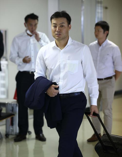 大阪から札幌に移動する日本ハム田中賢（撮影・黒川智章）