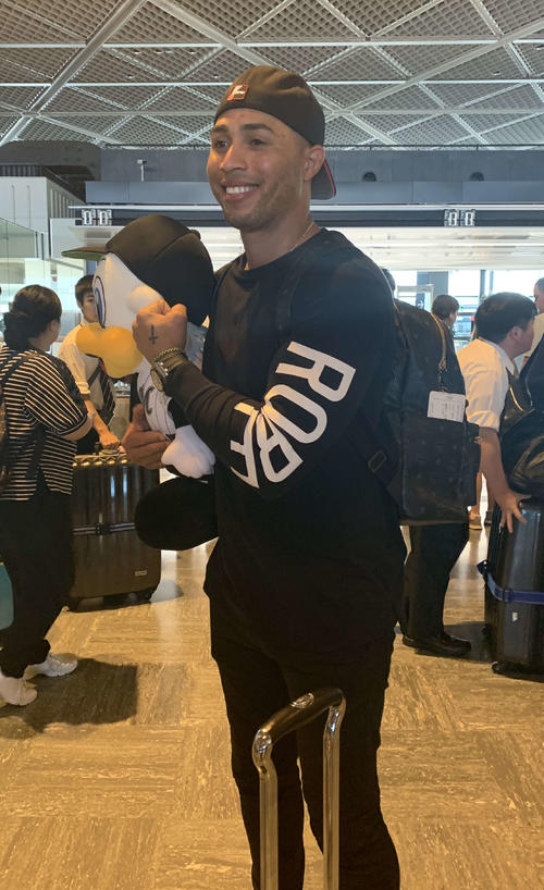 名残惜しそうに帰国したロッテ・マーティン