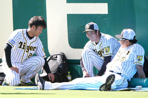 投手指名練習で笑顔の左から高橋遥、青柳、福原投手コーチ（撮影・上山淳一）