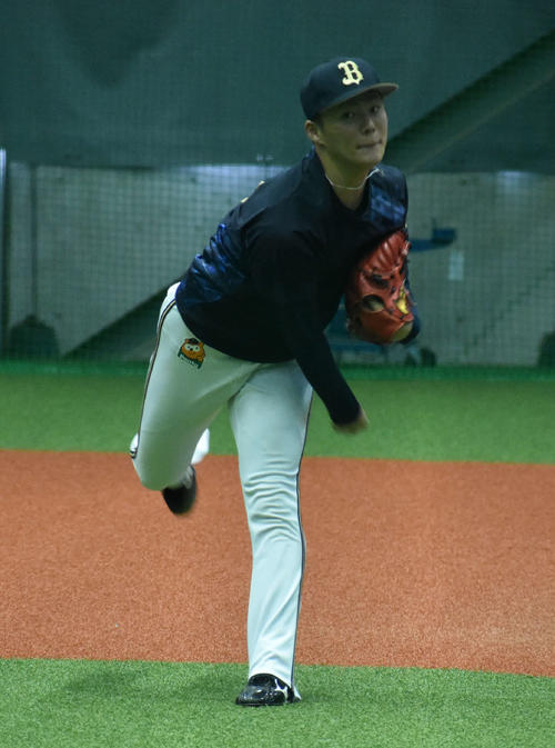 室内練習場でキャッチボールを行うオリックス山本