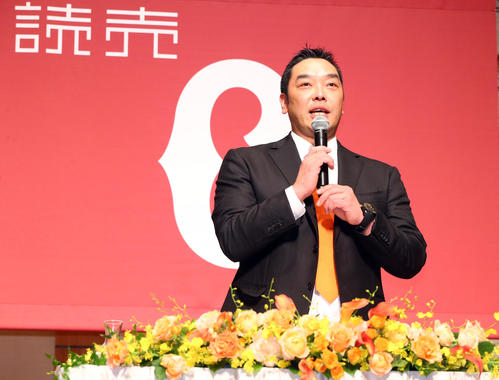 引退会見の冒頭、集まった報道陣にあいさつする巨人阿部（撮影・垰建太）