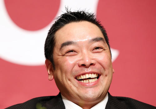 引退会見の途中、サプライズで登場したチームメートを見て満面の笑みがこぼれる巨人阿部（撮影・垰建太）