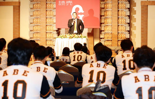 巨人阿部の引退会見では、ユニホームが配られ、報道陣が背番号10をつけて臨んだ（撮影・浅見桂子）