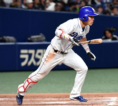 中日対ヤクルト　7回裏中日無死、大島は右前打を放つ（撮影・前岡正明）