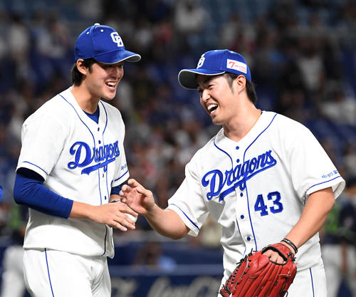 中日対ヤクルト　三ツ間（右）からウイニングボールを受け取り笑顔を見せる梅津（撮影・前岡正明）