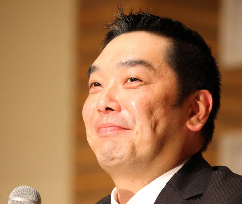 引退会見で笑顔を見せる阿部（撮影・浅見桂子）