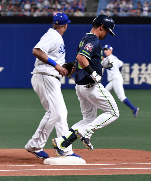 中日対ヤクルト　1回表ヤクルト無死、プロ初打席の浜田は遊ゴロに倒れる（撮影・前岡正明）