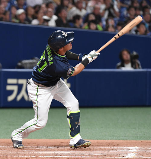 中日対ヤクルト　7回表ヤクルト2死一、二塁、浜田は遊飛に倒れる（撮影・前岡正明）