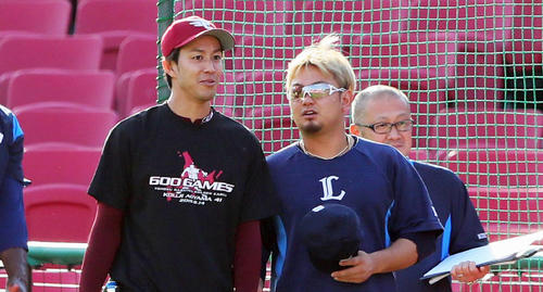 試合前、談笑する楽天岸（左）と西武森（撮影・足立雅史）