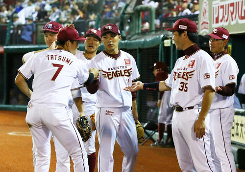 楽天対西武　5回に好捕を見せた辰己（左端）をタッチで迎える則本（撮影・足立雅史）