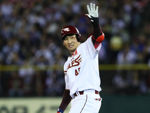 楽天対西武　7回裏楽天2死一、二塁、左前適時打を放ち楽天恒例の「バーン」でファンの声援に応える下水流（撮影・足立雅史）