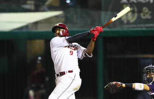 楽天対西武　8回裏楽天無死二塁、左越え適時二塁打を放つオコエ（撮影・足立雅史）