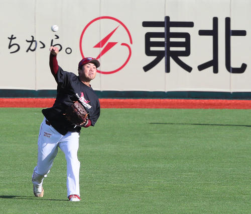 試合前、キャッチボールを行う楽天由規（撮影・足立雅史）