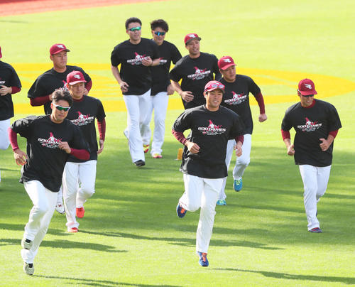 楽天対西武　ウォーミングアップする由規（手前中央）ら楽天ナイン（撮影・足立雅史）