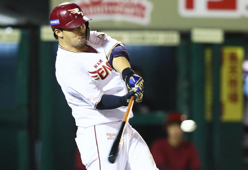 楽天対西武　1回裏楽天無死二塁、2点本塁打を放つ浅村（撮影・足立雅史）