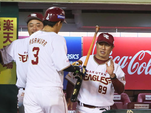 楽天対西武　1回裏楽天無死二塁、2点本塁打を放った浅村（左）をタッチで迎える平石監督（撮影・足立雅史）