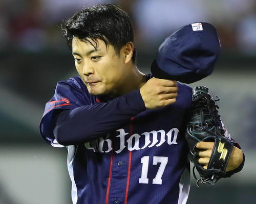 楽天対西武　初回に3点を失い渋い表情でベンチに戻る西武松本航（撮影・足立雅史）