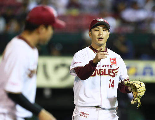 楽天対西武　3回を無失点で終えベンチに戻る楽天則本昂（撮影・足立雅史）