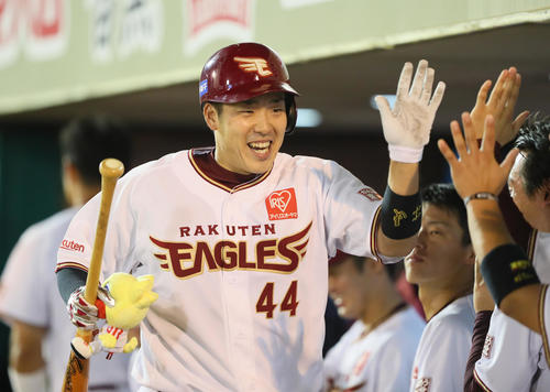 楽天対西武　4回裏楽天1死、左越え本塁打を放ち笑顔を見せる足立（撮影・足立雅史）