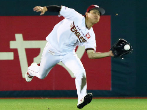 楽天対西武　5回表西武1死、メヒアの打球を好捕する中堅手辰己（撮影・足立雅史）