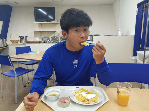 横浜スタジアム関係者食堂名物の「目玉チャーハン」を食すDeNA今永（球団提供）