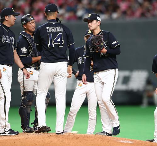 日本ハム対オリックス　4回途中降板のK－鈴木（右）（撮影・黒川智章）