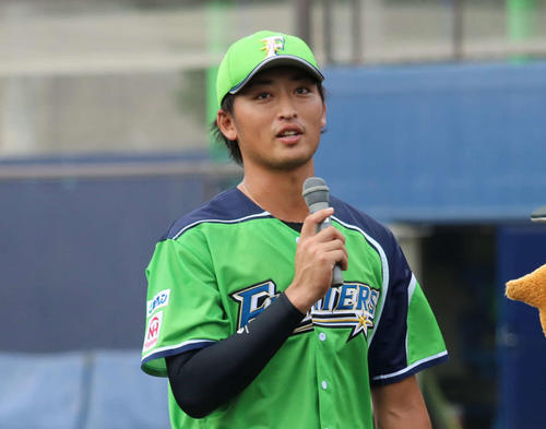 試合後にヒーローインタビューを受ける日本ハム白村（2019年7月21日）