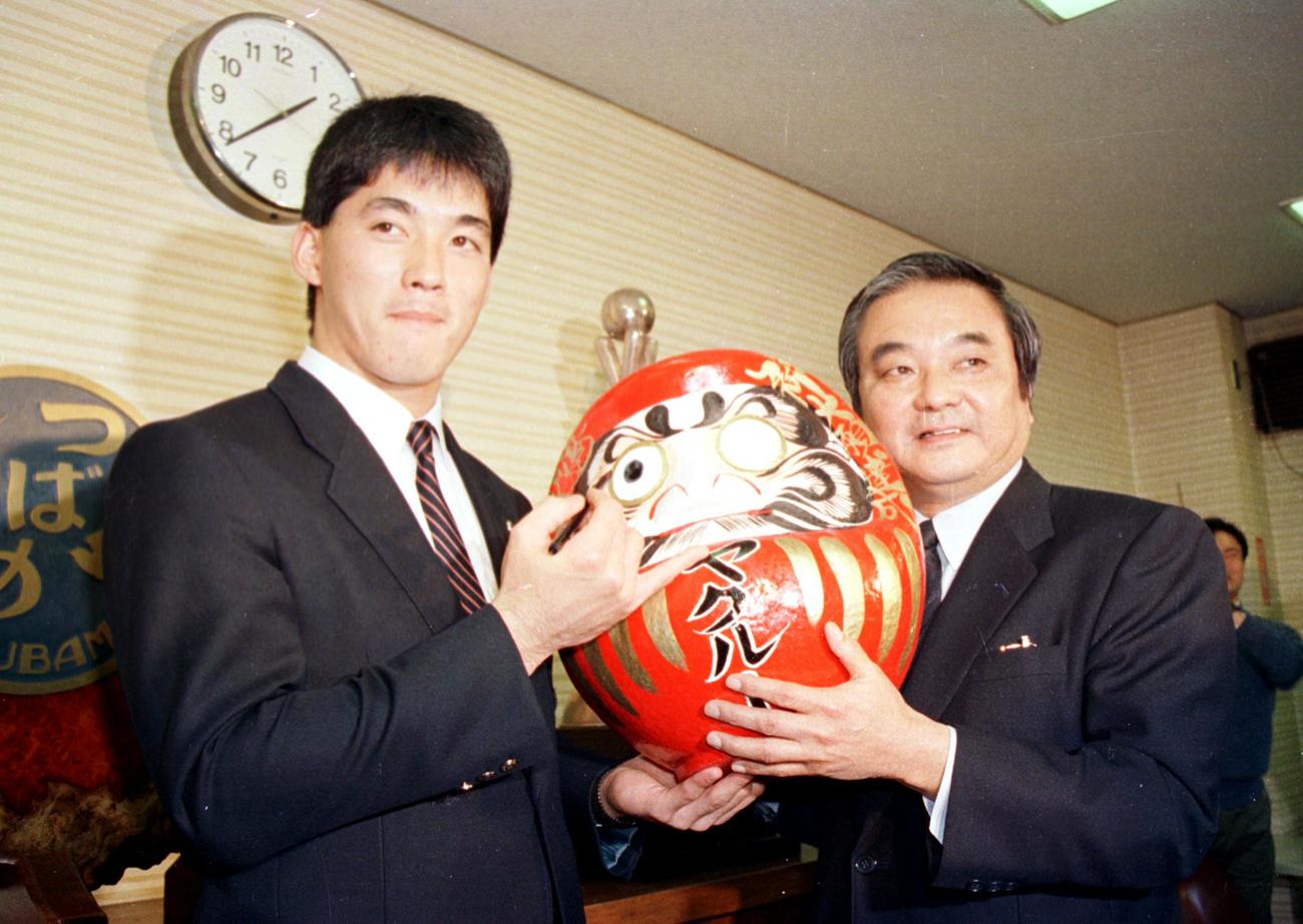 87年11月22日、ヤクルトに1位指名を受け会見でヤクルト田口代表（右）とダルマを持つ長嶋一茂