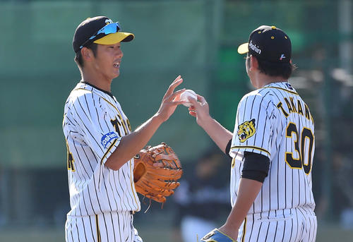 ウエスタン阪神対ソフトバンク　引退試合でソフトバンクに勝利し高野圭佑（右）から勝利球を貰う横田慎太郎（撮影・上田博志）