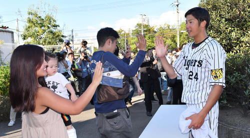 引退セレモニーに駆けつけたファンを見送る横田慎太郎（撮影・上田博志）