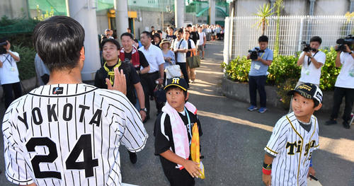 引退セレモニーに駆けつけたファンを見送る横田慎太郎（撮影・上田博志）