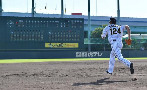 ウエスタン阪神対ソフトバンク　9回、全力疾走で中堅の守備につく横田慎太郎（撮影・上田博志）