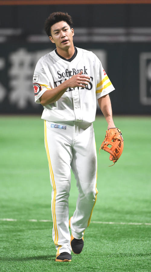 外野で汗を流し引き揚げるソフトバンク柳田（撮影・今浪浩三）