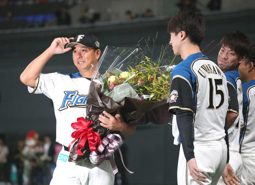 日本ハム対オリックス　引退セレモニーを終えスタンド応援席のファンに挨拶する日本ハム実松2軍育成コーチ兼捕手（左）（撮影・佐藤翔太）