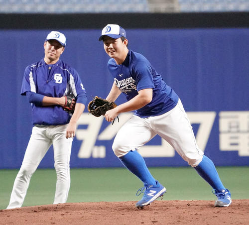 軽快な動きでノックを受ける小笠原。左は大野雄（撮影・森本幸一）