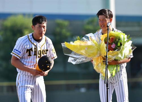 引退セレモニーを行う横田（右）に目を潤ませながら花束を渡した矢野監督（撮影・上田博志）